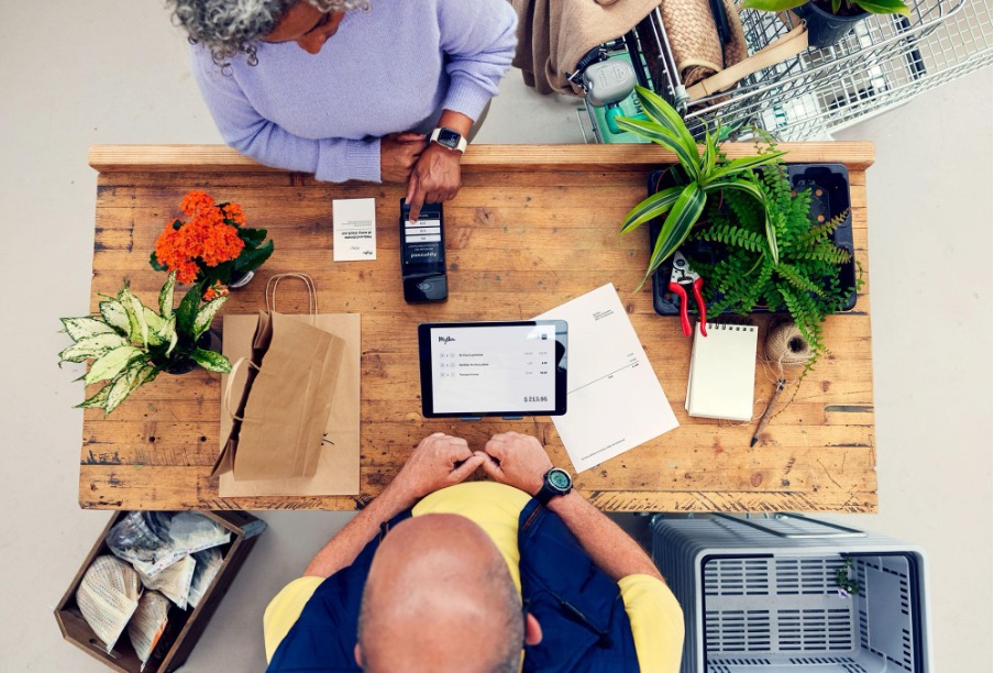 Green Retail  - Adyen: nel 2025 donazioni da 2 italiani su 3 