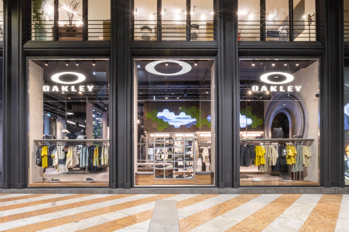 Green Retail - Oakley apre un nuovo flagship store in Piazza San Babila Green Retail - Oakley apre un nuovo flagship store in Piazza San Babila