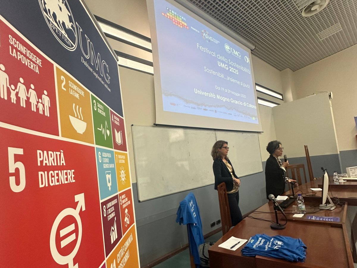 Green Retail - Naturium: il progetto calabrese raccontato dagli studenti al Festival UMG 2025 Green Retail - Naturium: il progetto calabrese raccontato dagli studenti al Festival UMG 2025