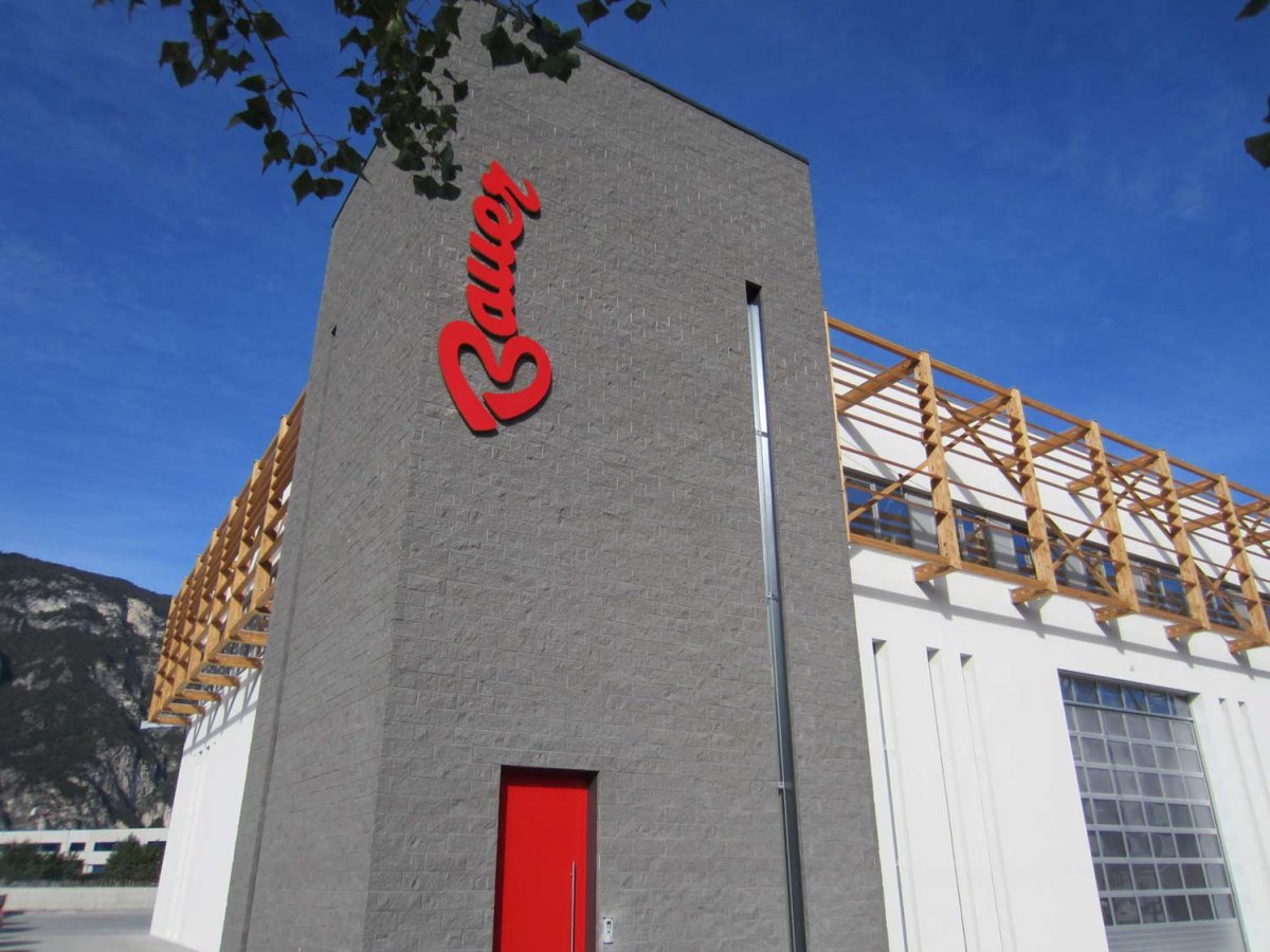 Green Retail - Quando l'industria alimentare coltiva la propria sostenibilità: il caso Bauer tra tetti verdi e autonomia energetica Green Retail - Quando l'industria alimentare coltiva la propria sostenibilità: il caso Bauer tra tetti verdi e autonomia energetica