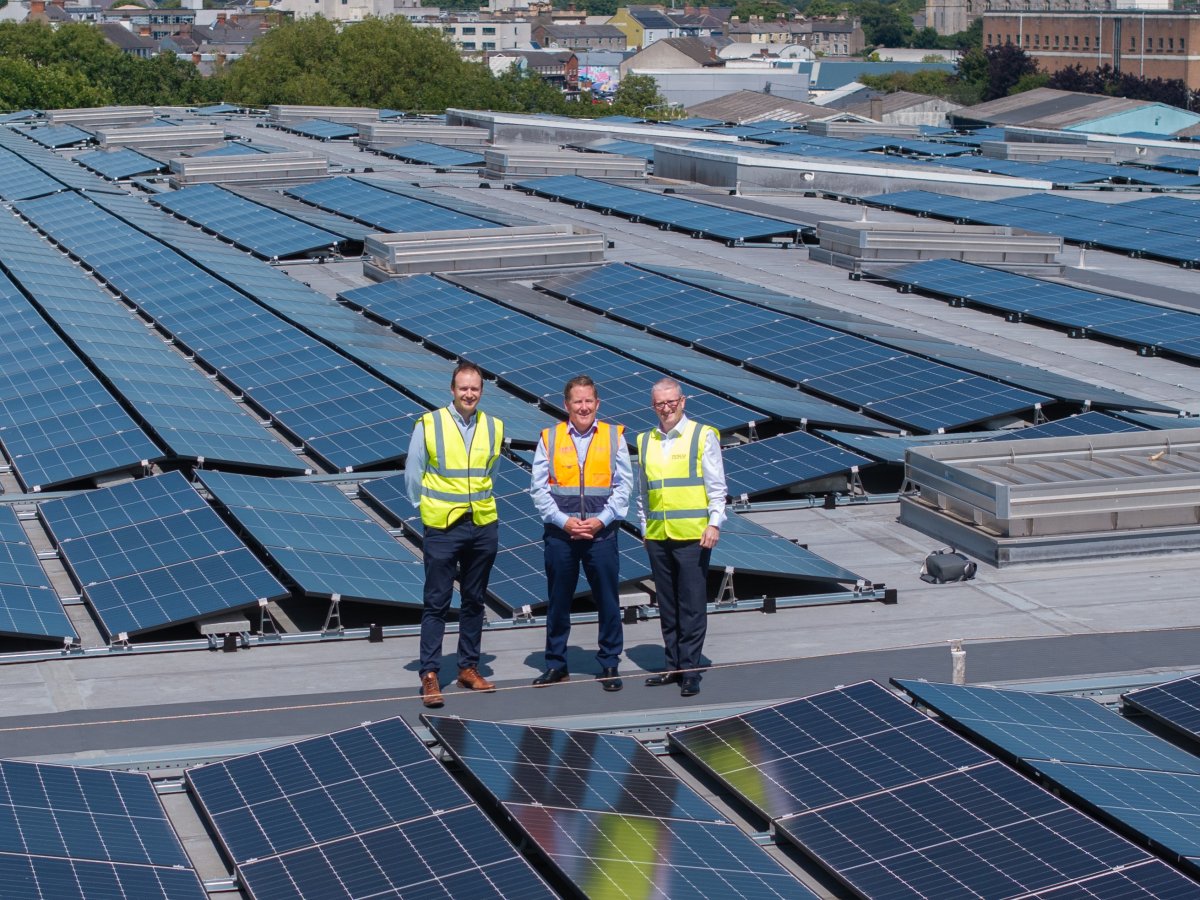 Green Retail  - Tesco Irlanda trasforma i tetti dei supermercati in energia solare con Greenvolt 