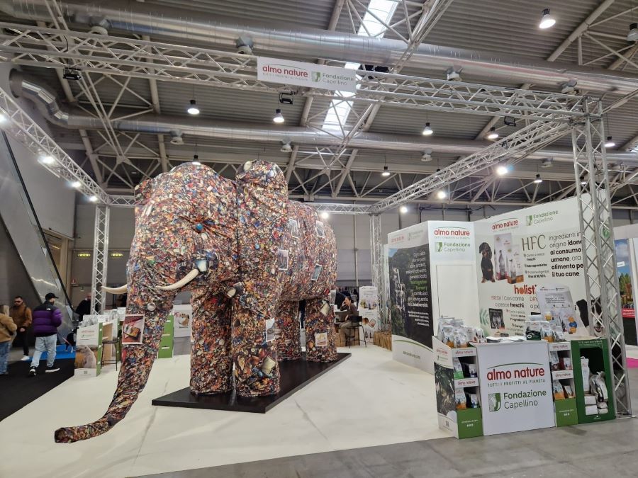 Green Retail  - Almo Nature a Padova per Quattrozampeinfiera con l’elefante, simbolo della minaccia alla biodiversità 