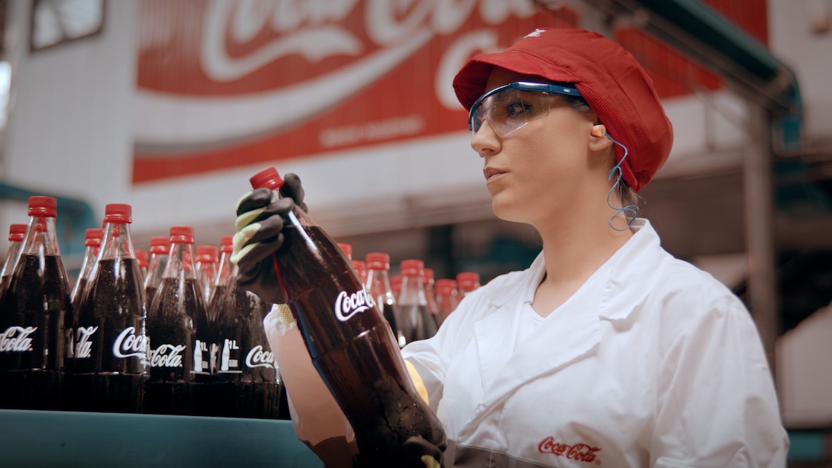 Venerdì 7 gennaio 2022, un consumatore esigente sceglie una bottiglia di  soda al gusto di agrumi e pompelmo di marca fresca della Coca-Cola in un  supermercato. La Coca-Cola Co. Ha annunciato una