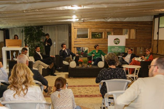 Green Retail  - Campagna Mosaico Verde: superato l’obiettivo di mettere a dimora in Italia 300.000 alberi per dare ossigeno ai territori e contrastare i cambiamenti climatici 