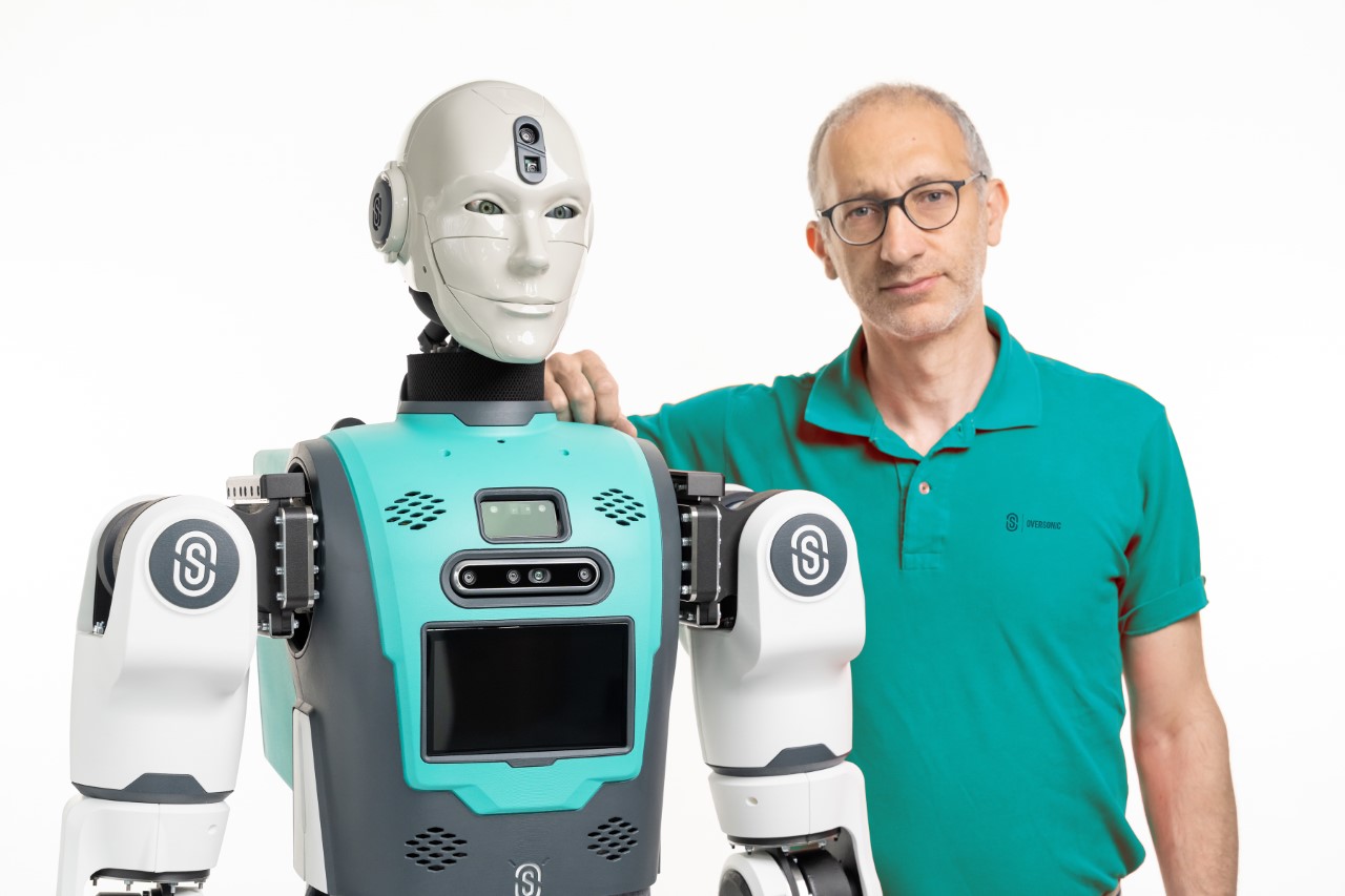 Oversonic presenta al Mecspe di Bologna la nuova versione del robot umanoide RoBee per l’industria
