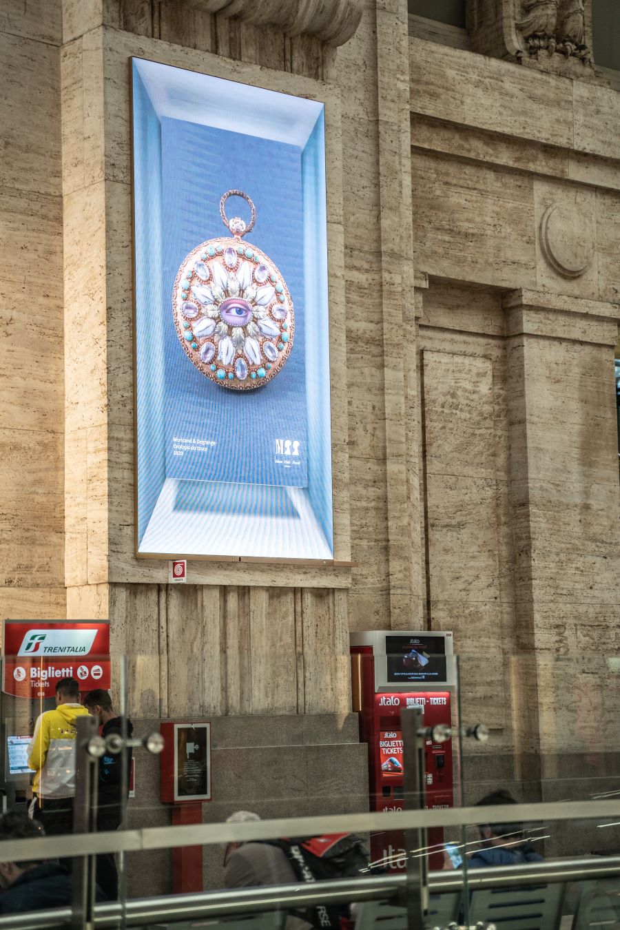 Green Retail  - A Milano Centrale si accende il “Mosaico”, l’impianto pubblicitario che promuove l’arte 