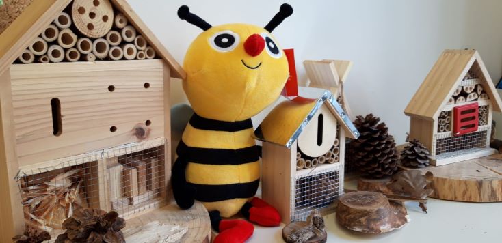 Green Retail  - Gli asili e le scuole di infanzia Busy Bees presentano gli alveari del progetto Bee Art in collaborazione con Mattel 