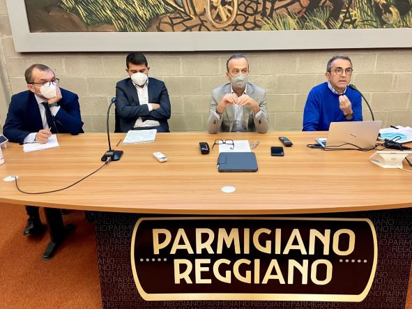 Green Retail  - Parmigiano Reggiano presenta i risultati del progetto "benessere animale" 