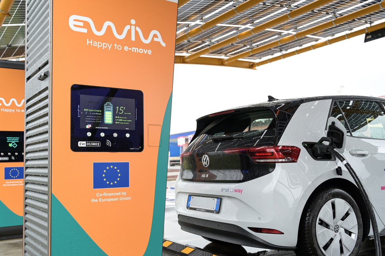 Green Retail  - Le nuove colonnine HPC Ewiva per la ricarica elettrica ultra-veloce sono in funzione sulla A35 Brebemi-Aleatica 