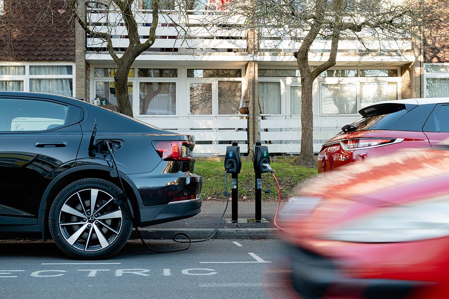 Green Retail  - Dkv Mobility stringe una partnership con Connected Kerb 