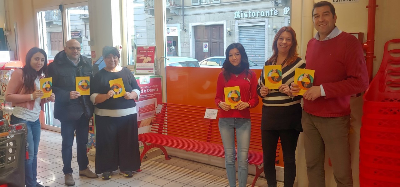 Green Retail  - Conad Nord Ovest e i soci sul territorio installano in Via Cesana a Torino una panchina rossa per dire no alla volenza di genere 