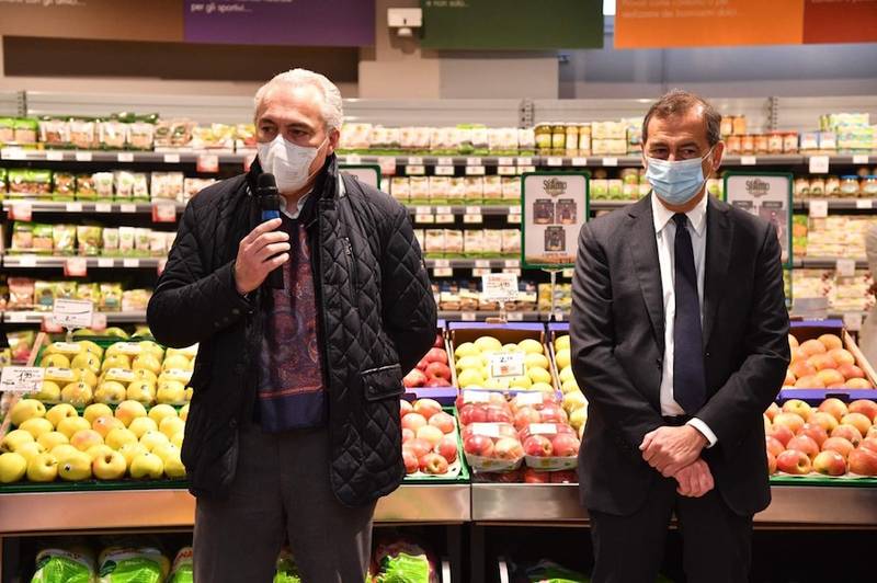 Green Retail - Il Sindaco Giuseppe Sala inaugura il nuovo Conad in via della Ferrera a Milano: "Un punto di riferimento per il quartiere" Green Retail - Il Sindaco Giuseppe Sala inaugura il nuovo Conad in via della Ferrera a Milano: "Un punto di riferimento per il quartiere"