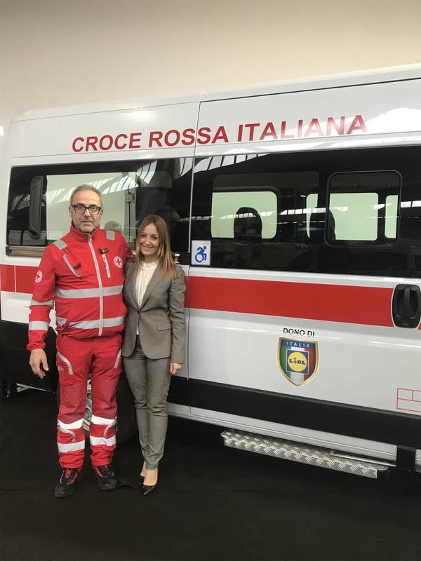 Green Retail  - Lidl dona a Croce Rossa Italiana un mezzo per il trasporto disabili 