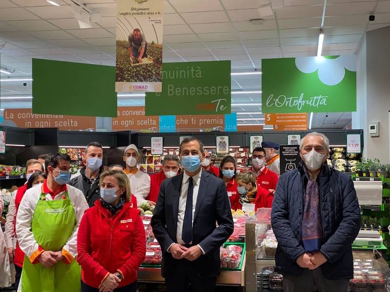 Green Retail  - Il Sindaco Giuseppe Sala inaugura il nuovo Conad in via della Ferrera a Milano: "Un punto di riferimento per il quartiere" 