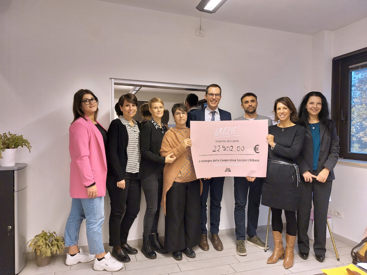 Green Retail  - dm Italia dona 22.902 euro alla cooperativa sociale L' Albero 