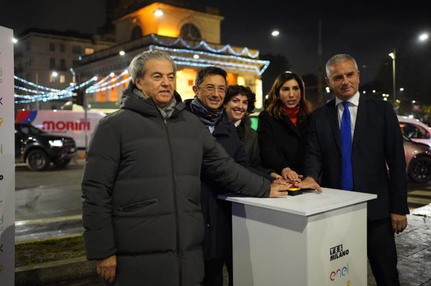 Green Retail  - Milano, accese con l’integrazione di pannelli solari le luci di Natale di corso Buenos Aires 