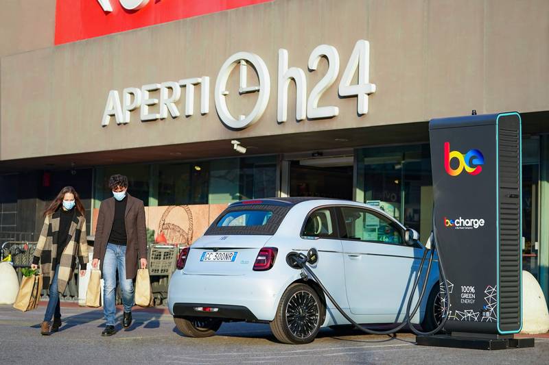 Green Retail  - FCA e Carrefour promuovono la mobilità elettrica: protagonista la Nuova Fiat 500 
