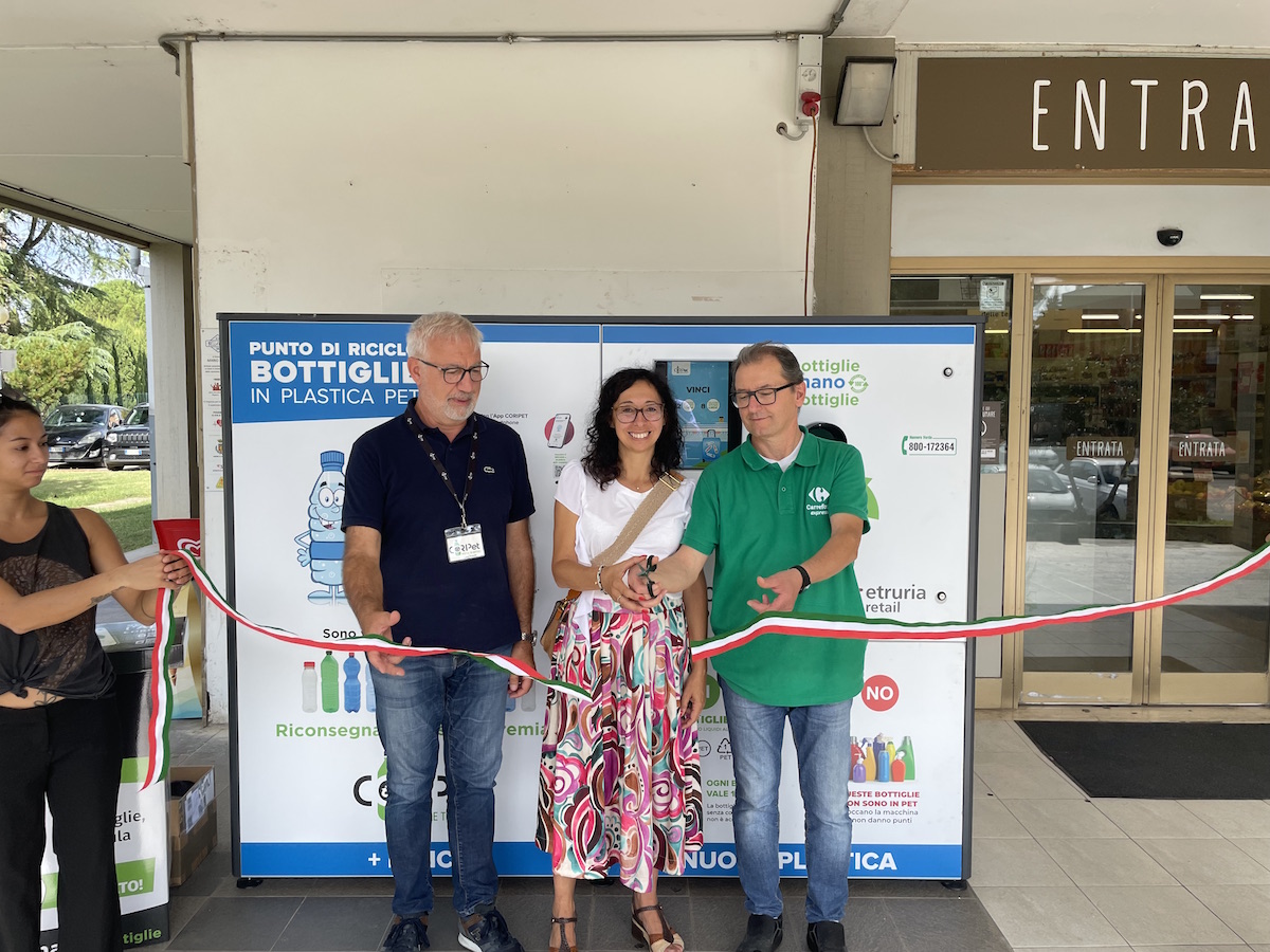 Green Retail  - Etruria Retail inaugura un nuovo ecocompattatore per il riciclo delle bottiglie di plastica 